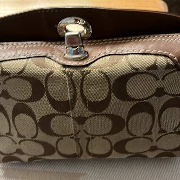 Rare top twist lock coach wristlet - Picture 5 of 8